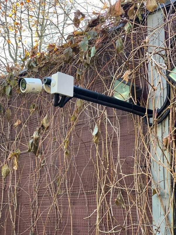 Уличная IP-камера на кронштейне
